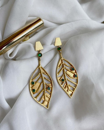 Folium earrings. Made of Italian Silver 925 and plated with 18K gold.